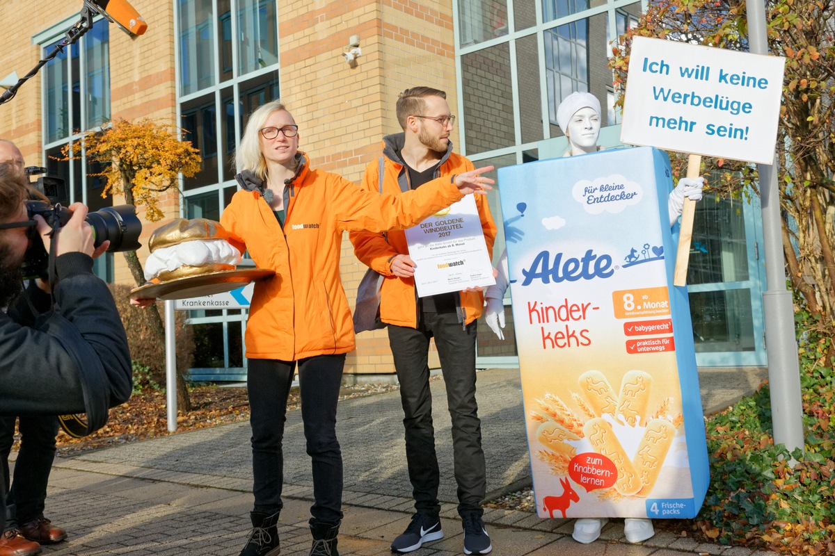 foodwatch-Protestaktion bei Alete: Babynahrungshersteller lehnt Goldenen Windbeutel ab - Verbraucherorganisation fordert: Alete muss Babykeks vom Markt nehmen