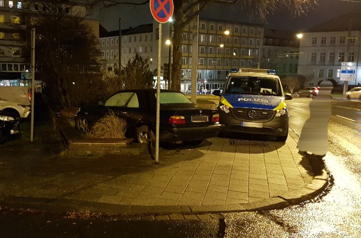 POL-KS: Kassel: Autofahrer landet mit BMW in Blumenbeet und flüchtet zu Fuß: Polizei sucht Zeugen