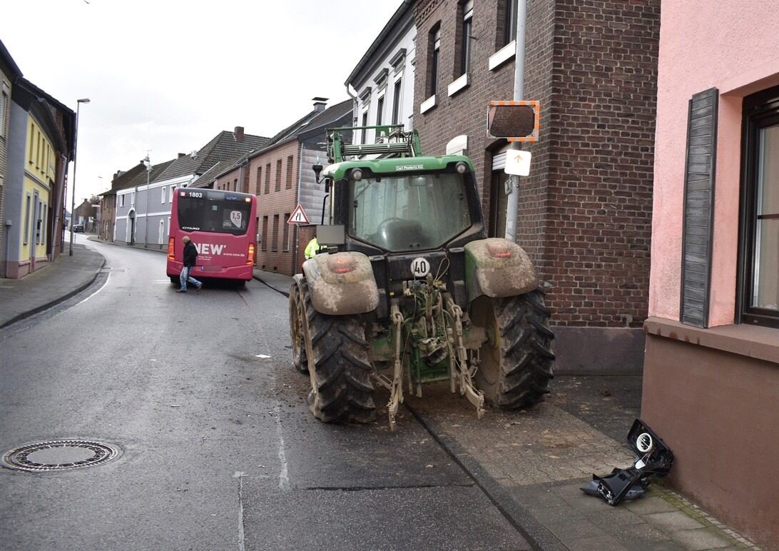 POL-MG: Über 100.000 Euro Schaden bei Unfall zwischen Traktor und Linienbus