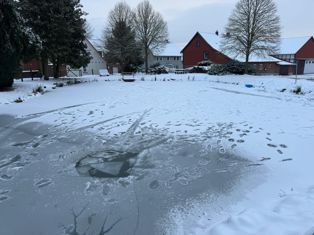 POL-GÖ: (25/2024) Fußspuren und Loch im Eis auf Teich in Gittelde - Polizei Osterode bittet um Hinweise!