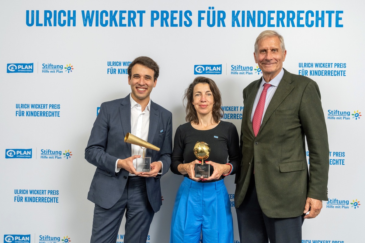 Journalist:innen mit Ulrich Wickert Preis für Kinderrechte 2022 geehrt / Ulrich Wickert und Ministerin Svenja Schulze würdigen herausragende Medienbeiträge