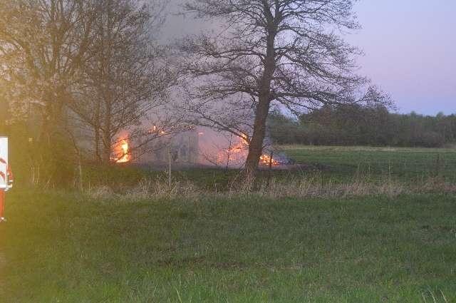 POL-STD: Unbekannte dringen in Bargstedter Veranstaltungsraum ein, Einbruch in Himmelpfortener Bäckerei vereitelt, Reifendiebe in Himmelforten vorläufig festgenommen, Brandstiftungen in Buxtehude