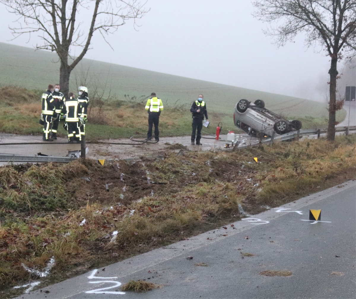 POL-HX: Auto überschlägt sich - Fahrerin verletzt