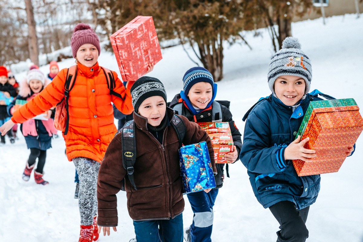 378.850 Kinder freuen sich über &quot;Weihnachten im Schuhkarton®&quot; / Rekord bei Freiwilligenanzahl in der Weihnachtswerkstatt