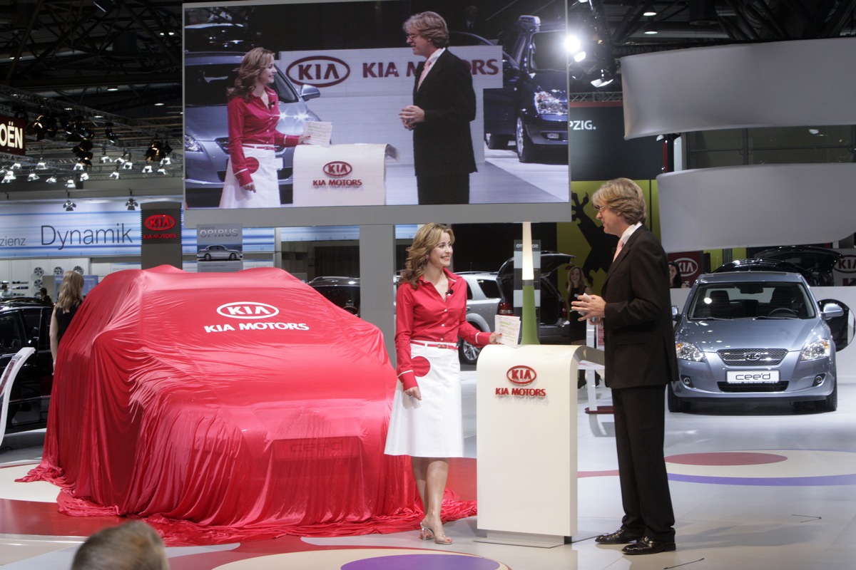 AMI 2007: Presse und Prominenz am KIA-Stand