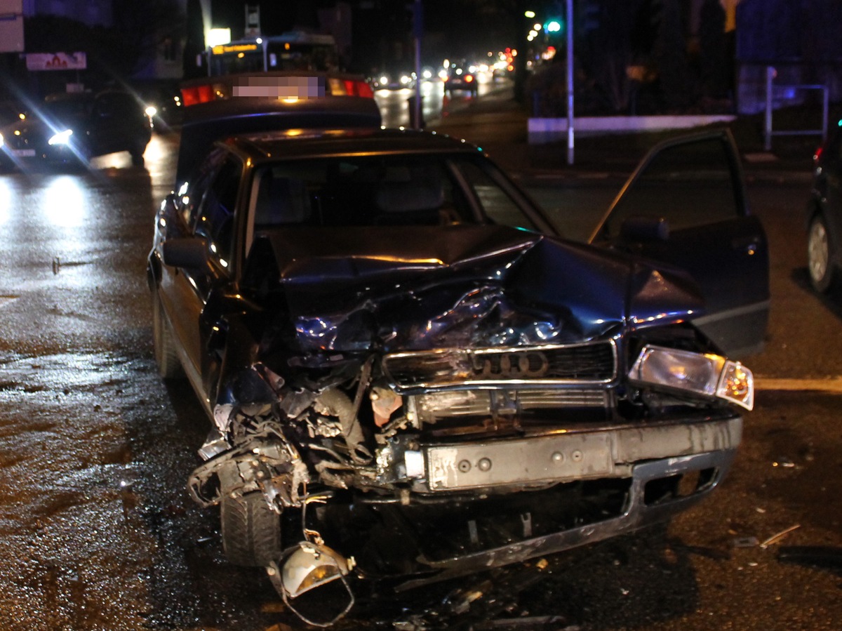 POL-SO: Soest - Zwei Schwerverletzte bei Verkehrsunfall auf dem Lübecker Ring