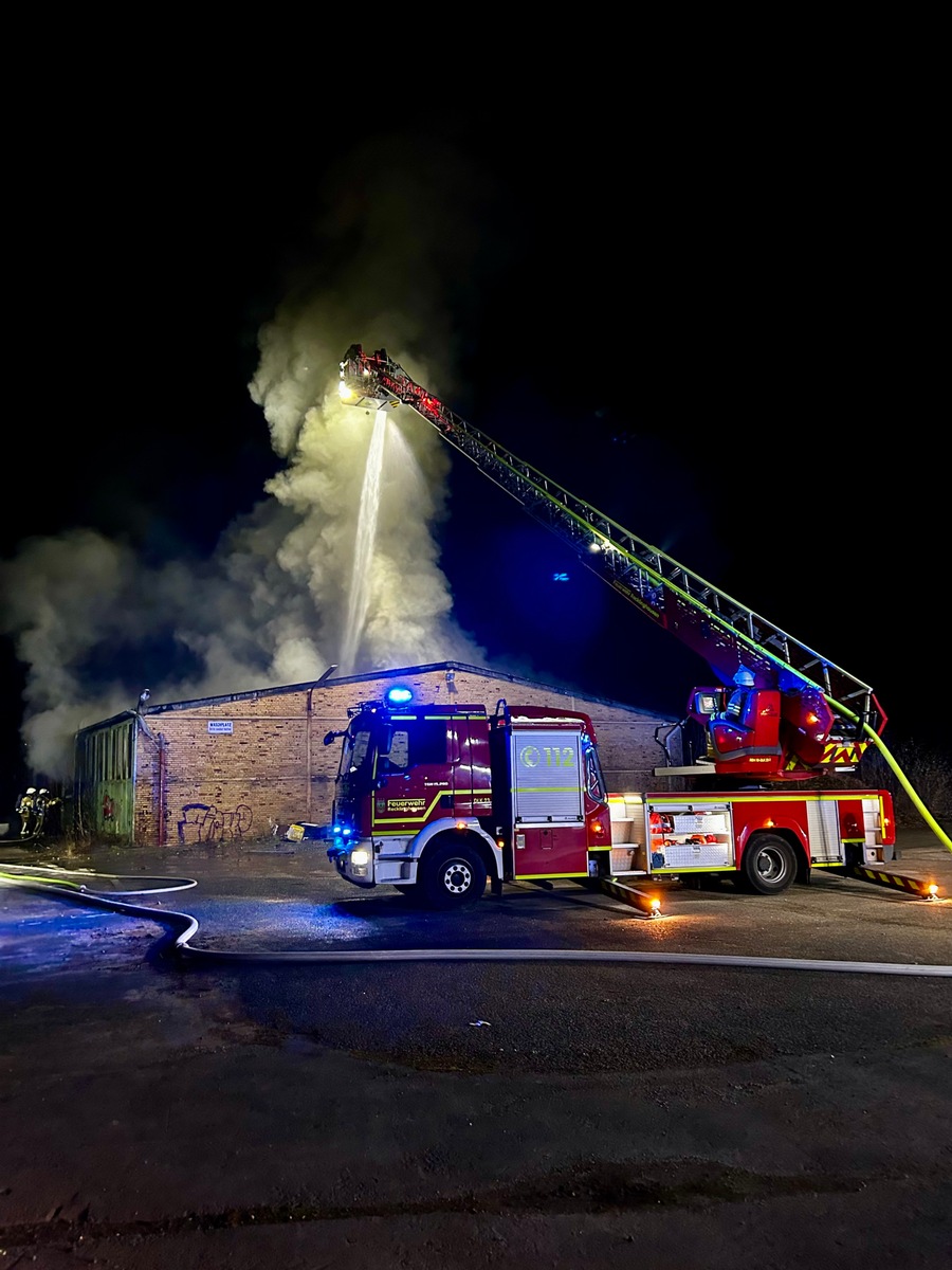 FW-RE: Ausgedehnter Brand in einer Lagerhalle - keine Verletzten