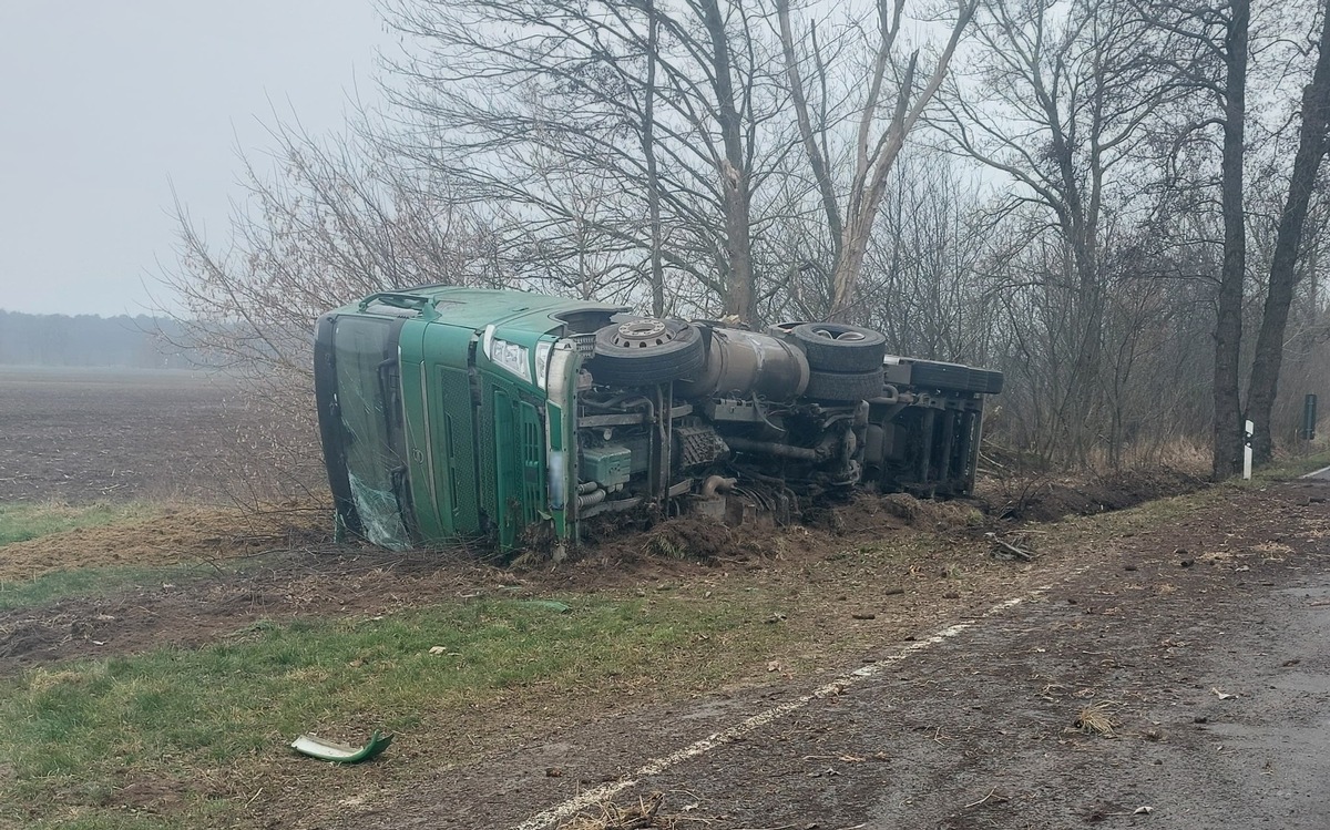 POL-HRO: LKW kommt von Fahrbahn ab und prallt gegen Baum - 160.000EUR Schaden