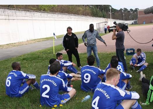 Hans Sarpei geht in den Knast! Der Fußball-Profi pimpt am 11. Mai um 19:20 Uhr auf TELE 5 den SV Kiefer Darmstadt hinter den schwedischen Gardinen der JVA Darmstadt (FOTO)