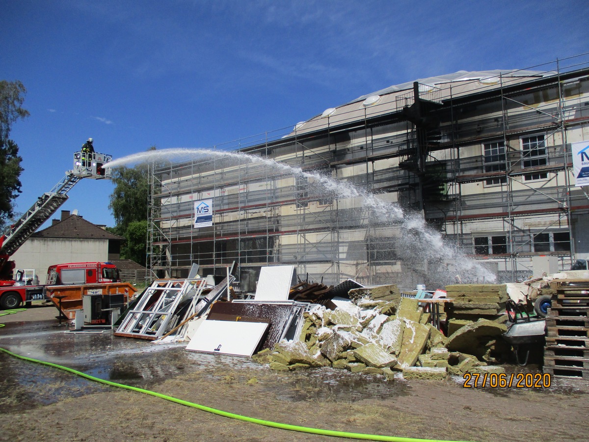 FW-E: Brand vor einer Moschee, Feuerwehr verhindert Brandübertritt