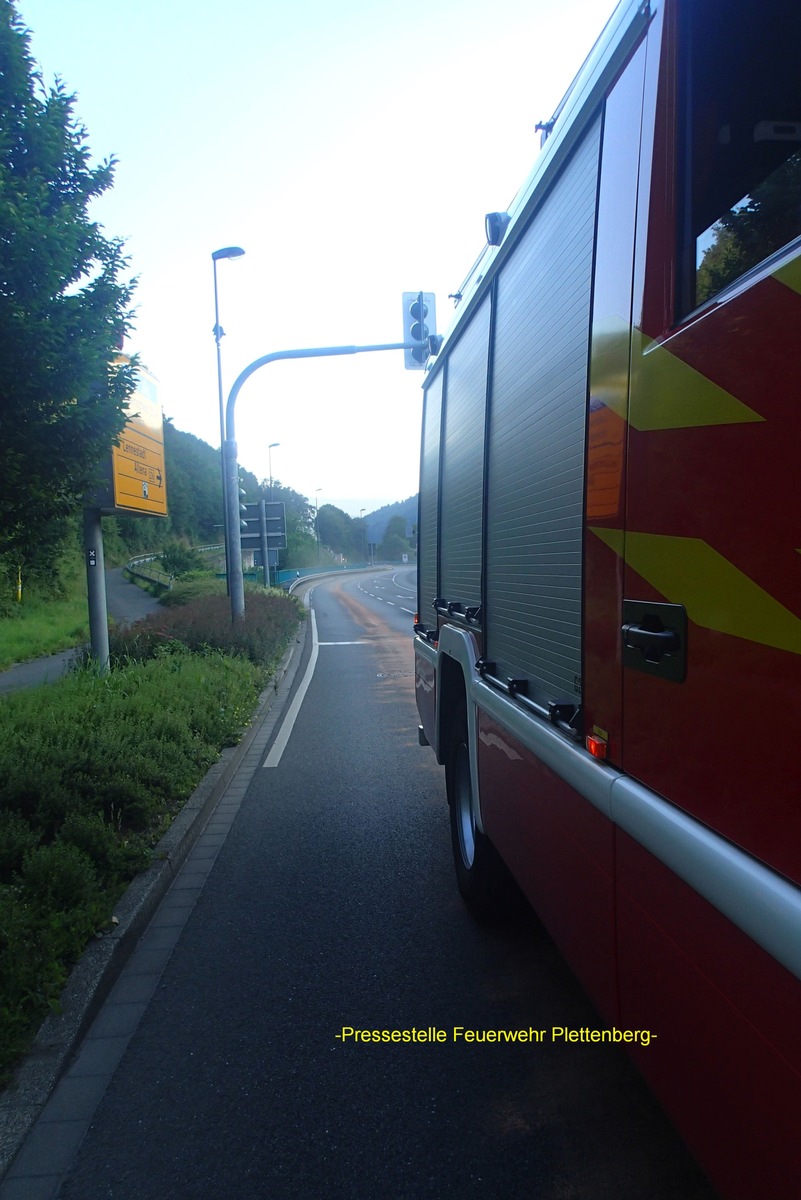 FW-PL: Ausgangs des Tunnelportals am Hestenbergtunnel in Plettenberg Motorschaden an Kleintransporter. 300 Meter Motorölspur mussten von der Feuerwehr abgestreut werden