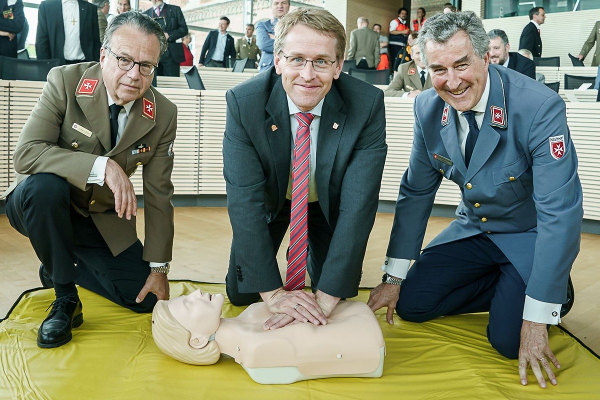 Ministerpräsident rettet Herzen / Daniel Günther zu Besuch bei Johannitern und Maltesern