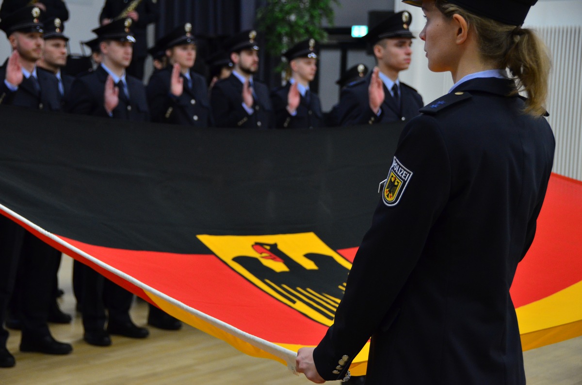 BPOLD-H: Bundespolizei vereidigt neue Kolleginnen und Kollegen - 111 ausgebildete Polizisten leisteten den Diensteid