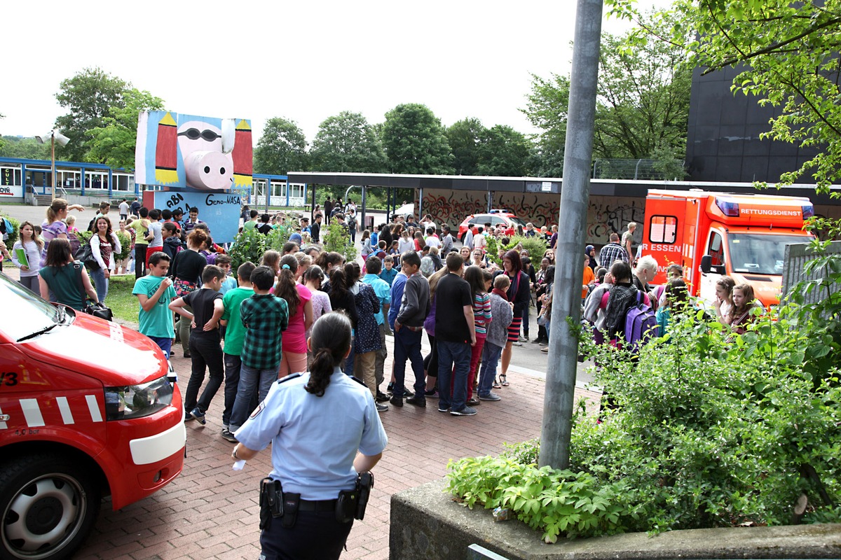 FW-E: Intensive Geruchsbelästigung am Nord-Ost-Gymnasium in Essen-Altenessen, für 760 Schülerinnen und Schüler ist der Unterricht vorzeitig beendet, keine Verletzten