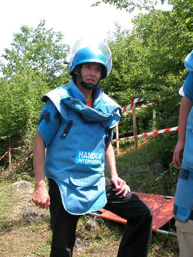 Im Wald hinterm Haus lauert die Gefahr / Von einer Reise mit Ulrike Folkerts in den Kosovo