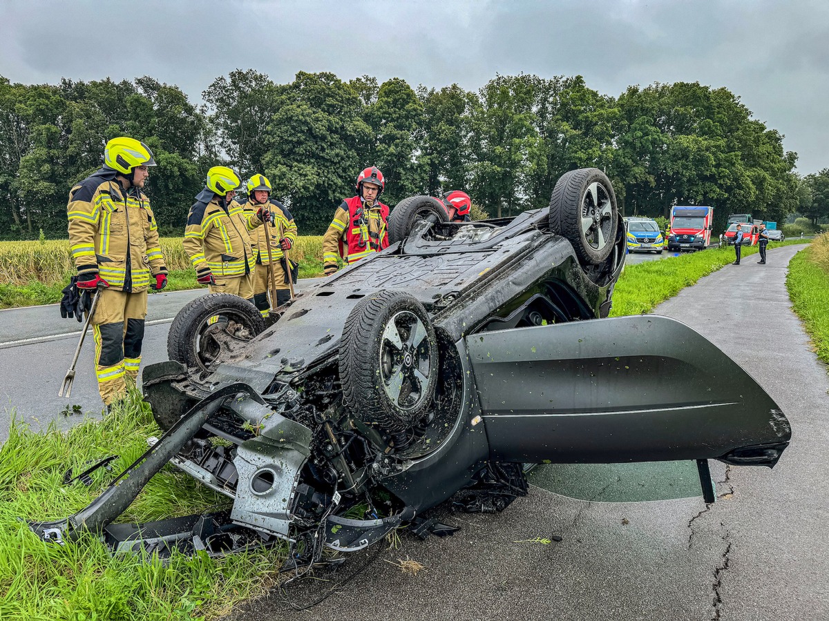 FW Alpen: Pkw überschlägt sich bei Verkehrsunfall