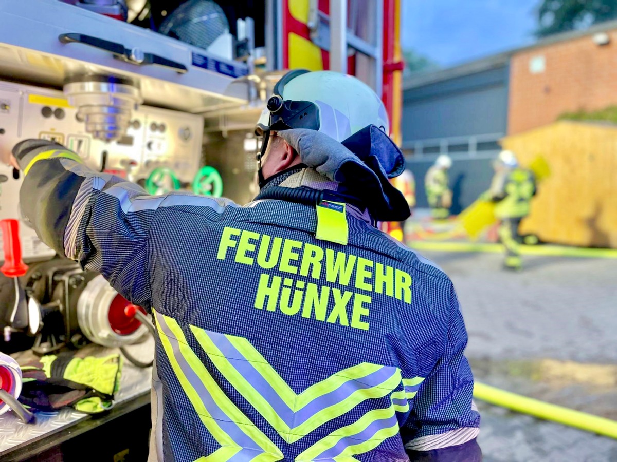 FW Hünxe: Wasser drohte in ein Haus zu laufen