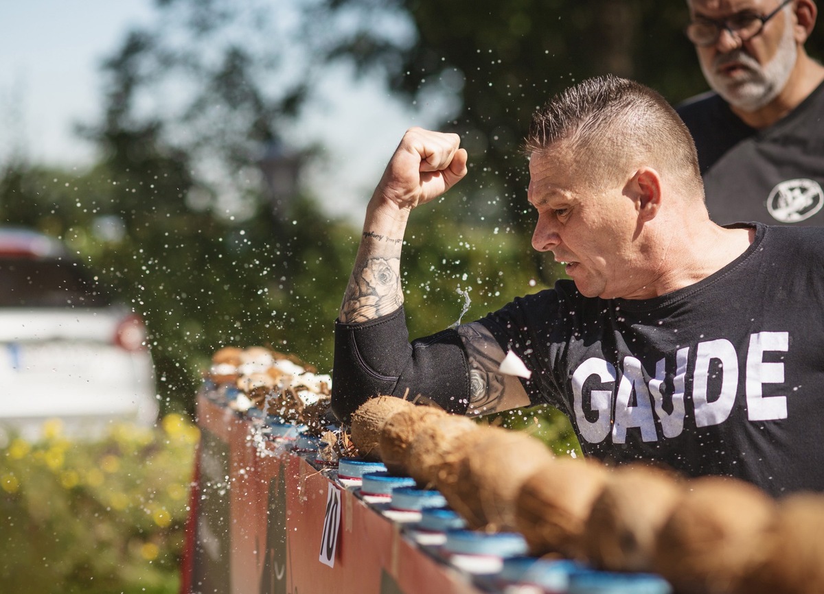 RID-Weltrekord in Hamburg erfolgreich: Kampfsportler Jens Gaude pulverisiert in einer  Minute 87 Kokosnüsse mit seinem Ellenbogen