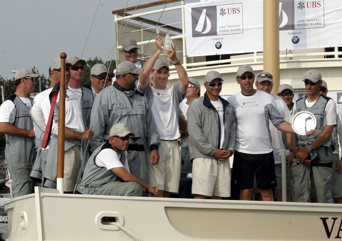 BMW ORACLE Racing gewinnt UBS Trophy - Hunderte Segel-Begeisterte verfolgten an Newports historischen Fort Adams und an der Küste die Rennen