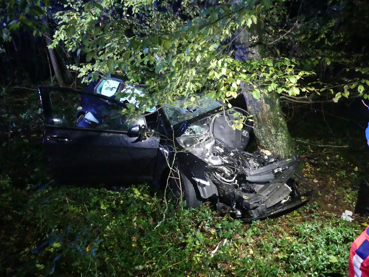 POL-GM: Am Baum gelandet - Zwei Schwerverletzte