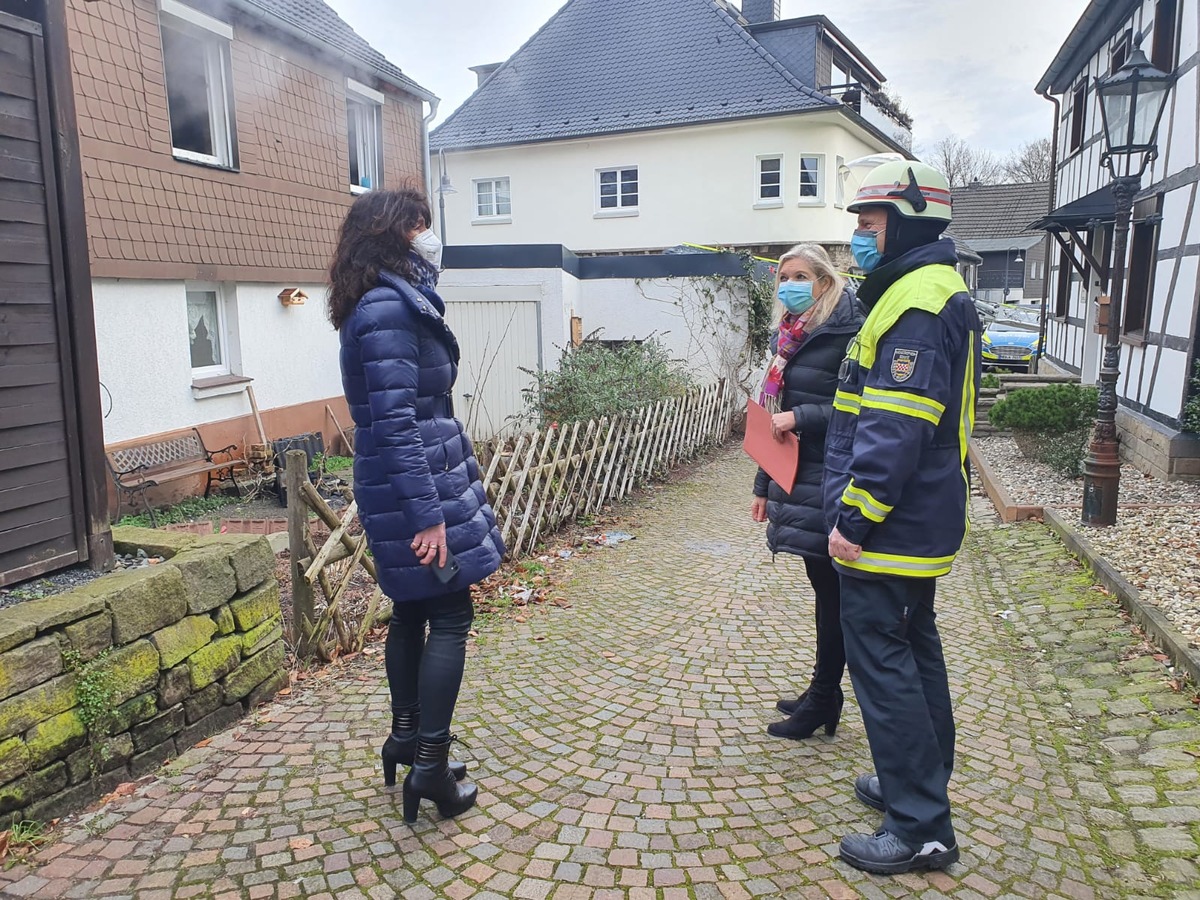 FW-EN: Wohnungsbrand in Niedersprockhövel - Eine Person tot, eine weitere verletzt