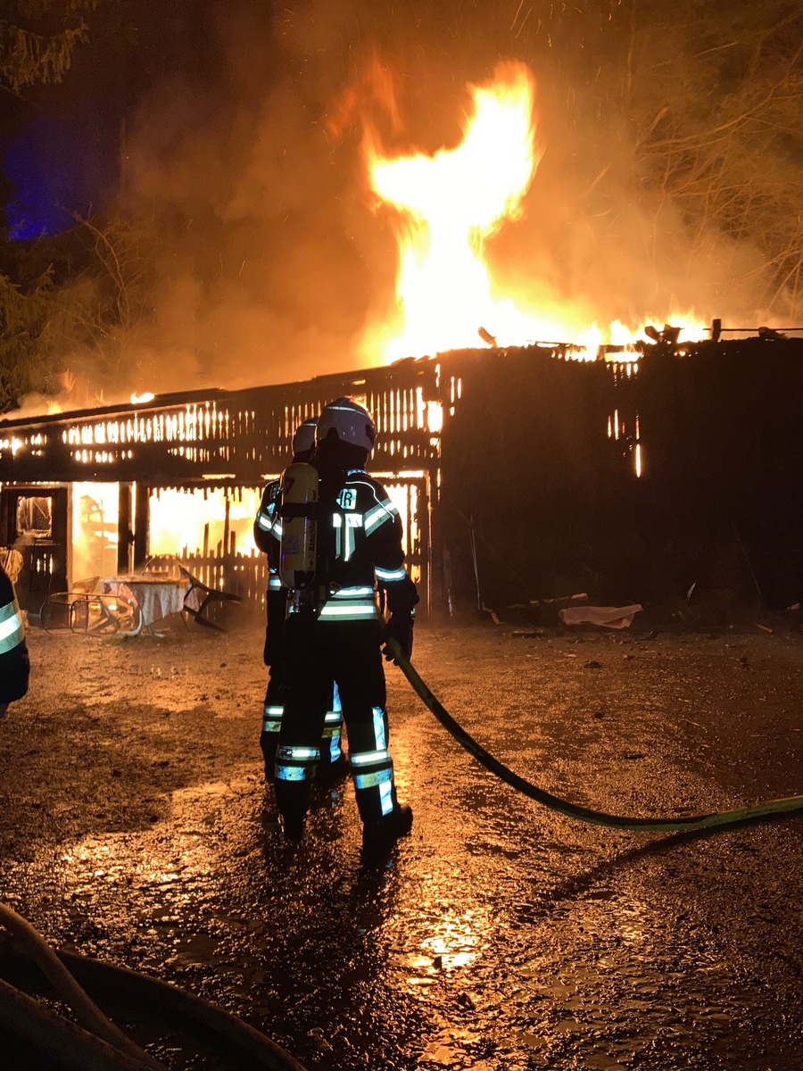 FW-EN: Scheunenbrand droht auf Wohnhaus überzugreifen