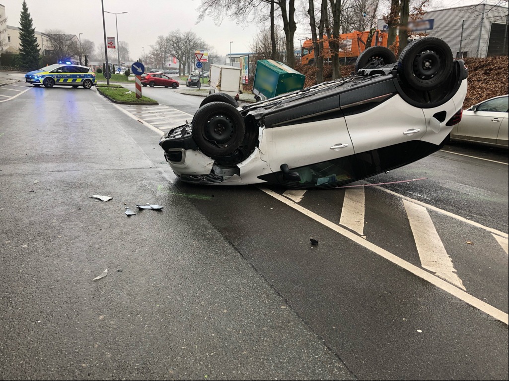 POL-BO: Verkehrsunfall: Auto überschlägt sich