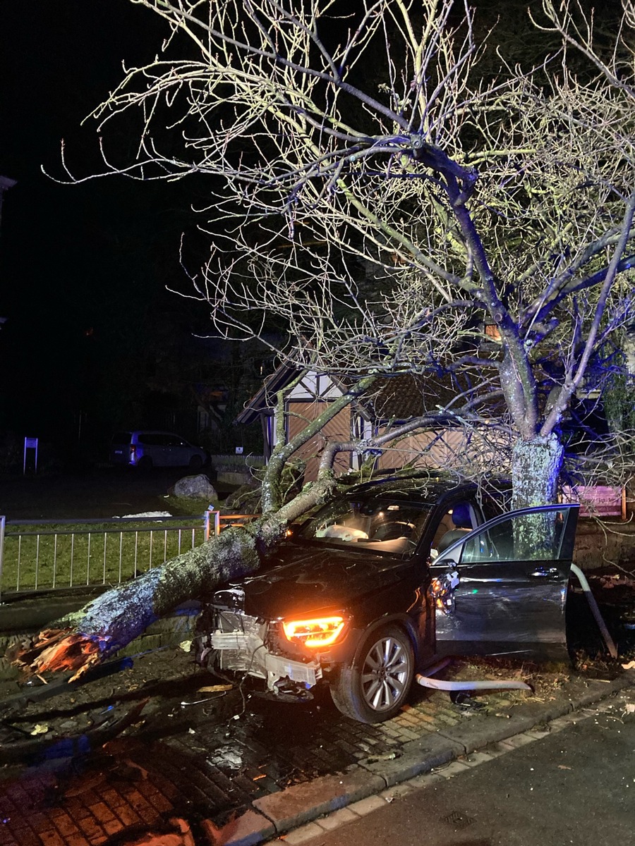 POL-EN: Schwelm: Verkehrsunfall mit verletzter Person- Pkw bringt Baum zum umfallen