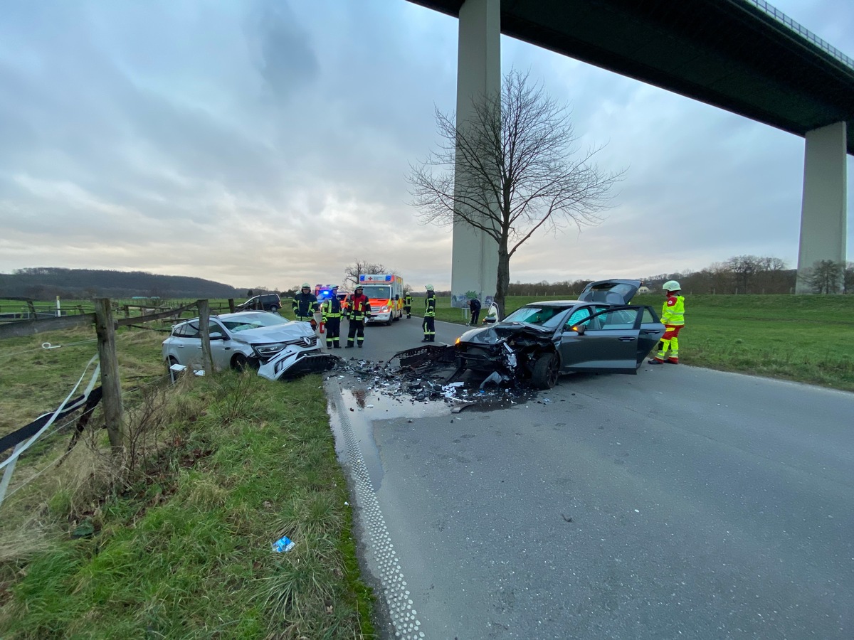 FW-MH: Verkehrsunfall mit drei Verletzten