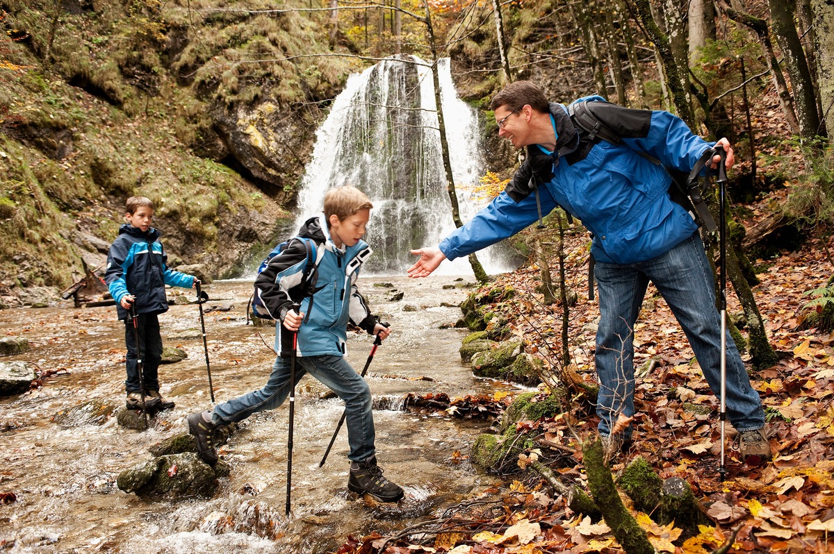 Abenteuer Wandern - aber sicher! / Wandern liegt im Trend. Die Deutsche Vermögensberatung AG (DVAG) räumt mit den richtigen Verhaltens- und Versicherungstipps mögliche Stolpersteine aus dem Weg.