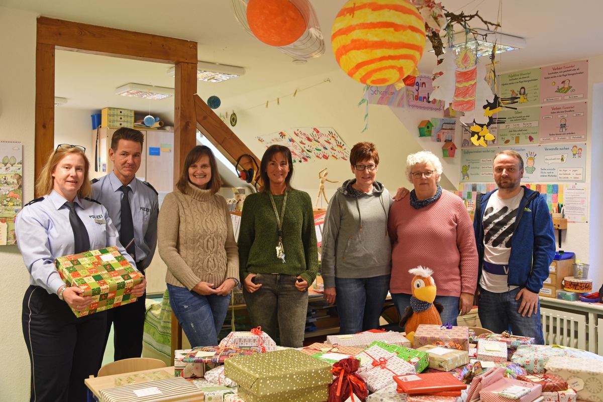 POL-E: Essen/ Mülheim an der Ruhr: Polizei lässt in der Weihnachtszeit Herzen höher schlagen - Fotos - Gesammelte Geschenke gehen an soziale Organisationen in Essen und Mülheim an der Ruhr