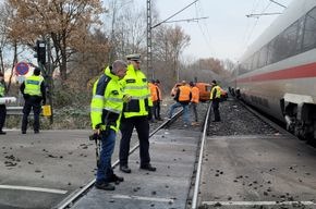 BPOL-HH: Bahnbetriebsunfall: ICE kollidiert mit PKW an Hamburger Bahnübergang- Bundespolizei hat Ermittlungen aufgenommen-