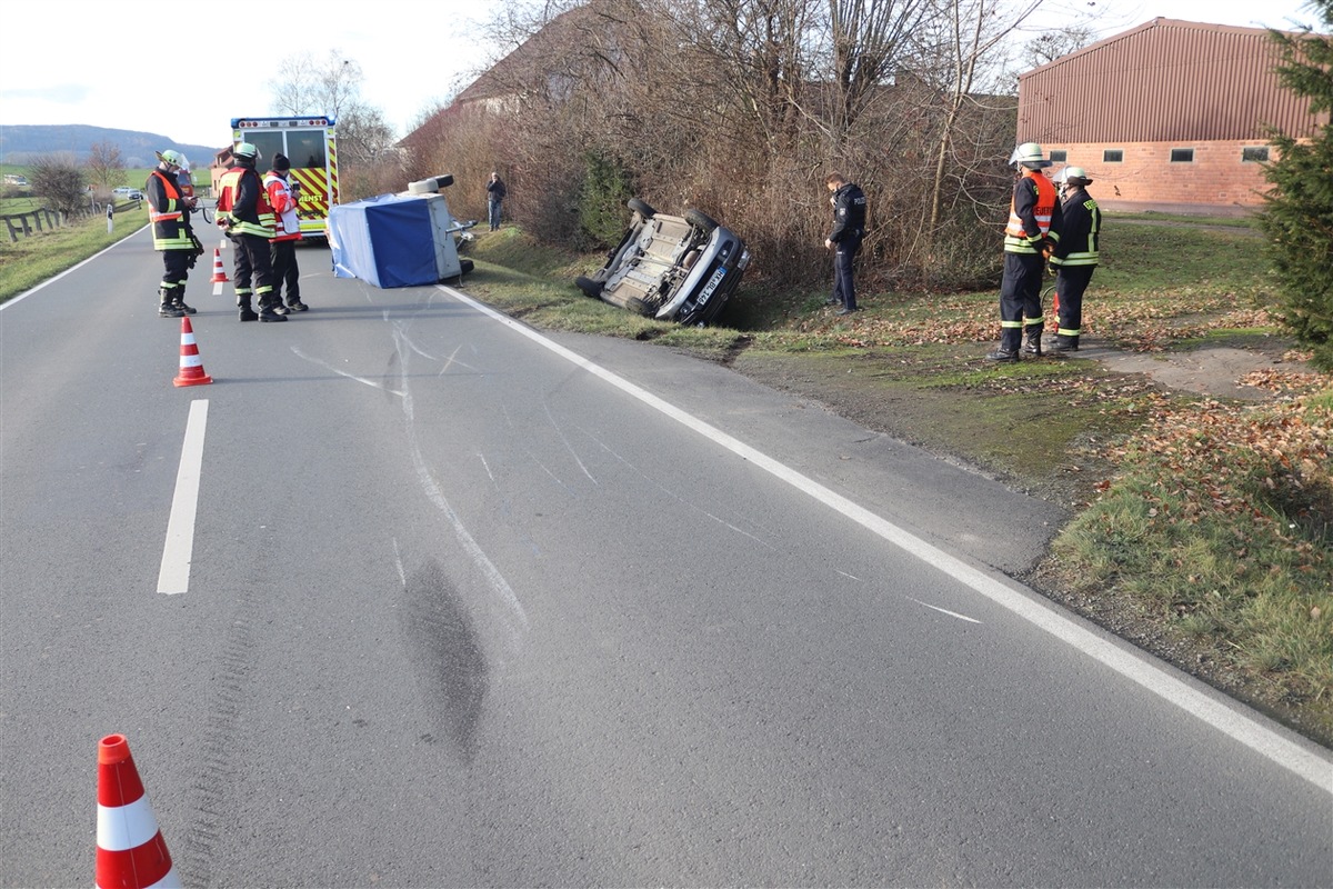 POL-HX: Fahrzeuganhänger löst sich, Fahrer kommt in das Krankenhaus 32839 Steinheim, Freitag, 04.12.2020, 14:02 Uhr