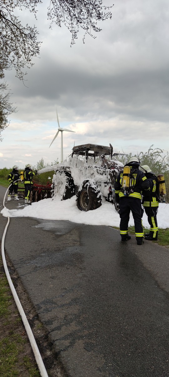 FW-ROW: Trecker gerät in Brand