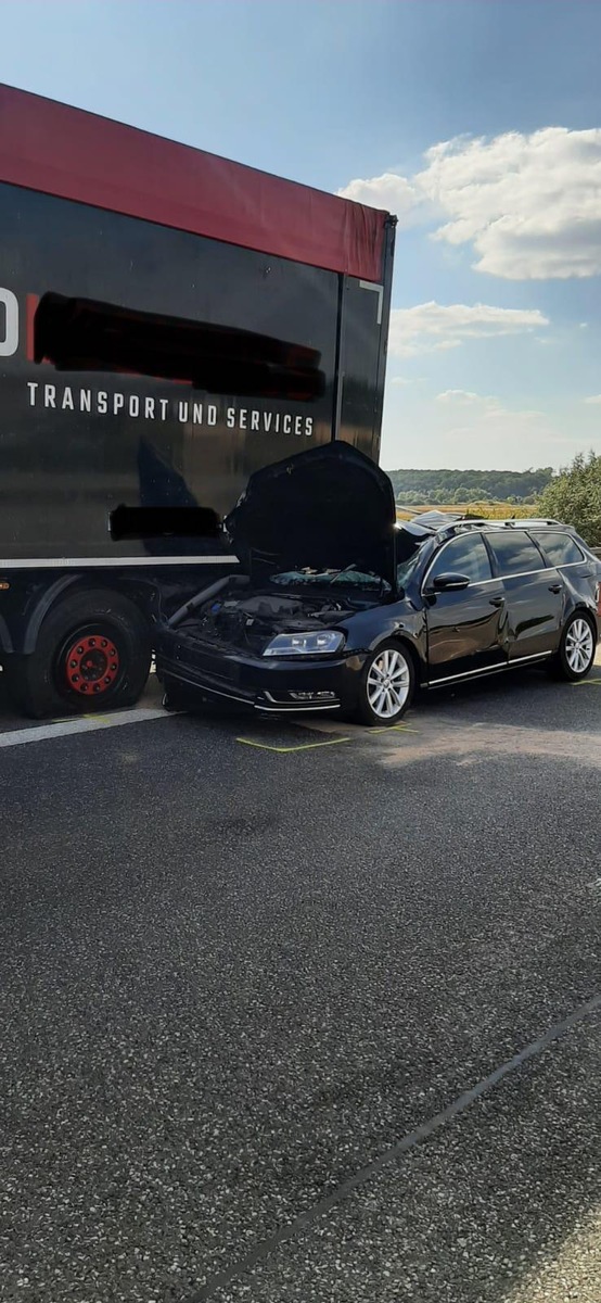 API-TH: PKW fährt auf LKW auf, eine Person eingeklemmt 1. Ergänzungsmeldung