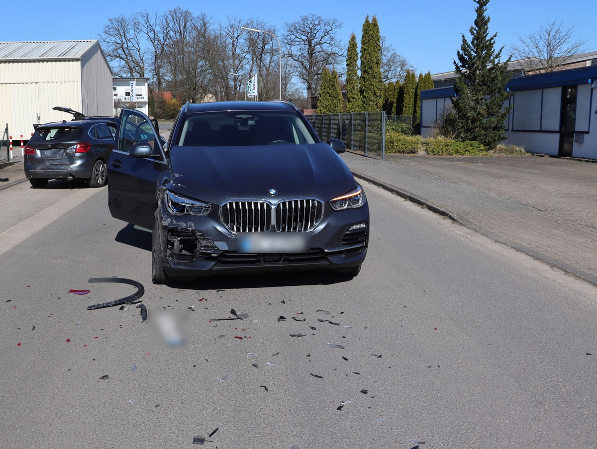 POL-HF: Verkehrsunfall mit einem Leichtverletzten - Drei Autos prallen ineinander