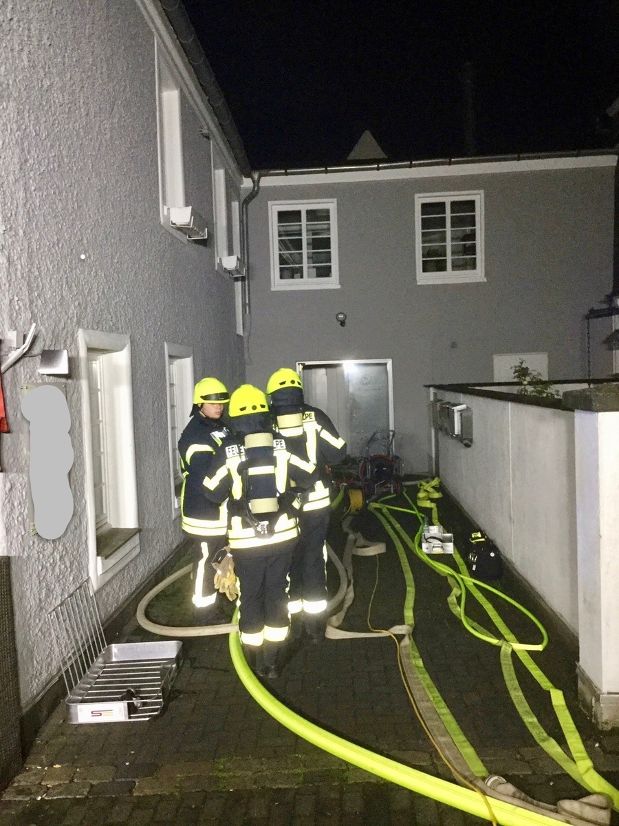 FW-OE: Aufwendiger Brand in historischem Gebäude in der Olper Innenstadt