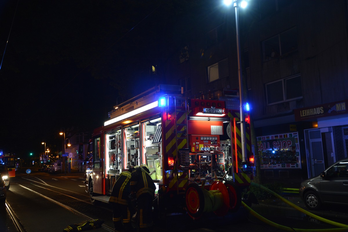 FW-MH: Kellerbrand in der Innenstadt. 29 Personen betroffen.