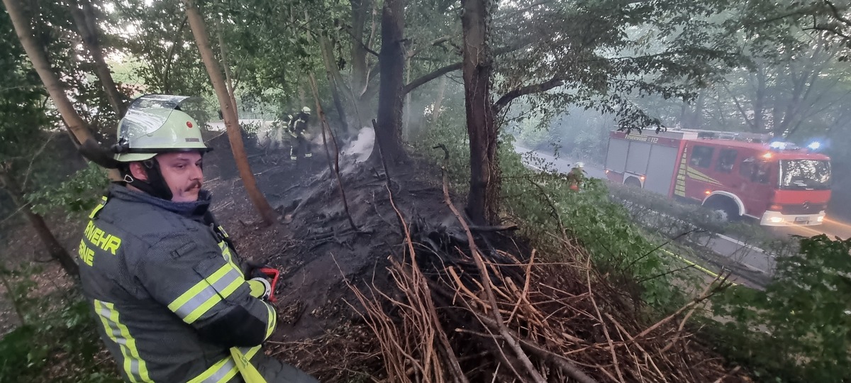 FW-WRN: FEUER_2 - LZ1 - brennt Hecke