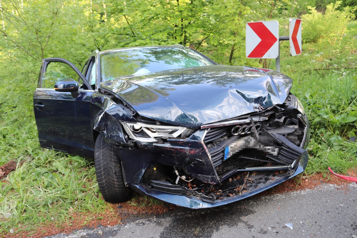 POL-HX: Vier Verletzte beim Verkehrsunfall - Straße für drei Stunden gesperrt