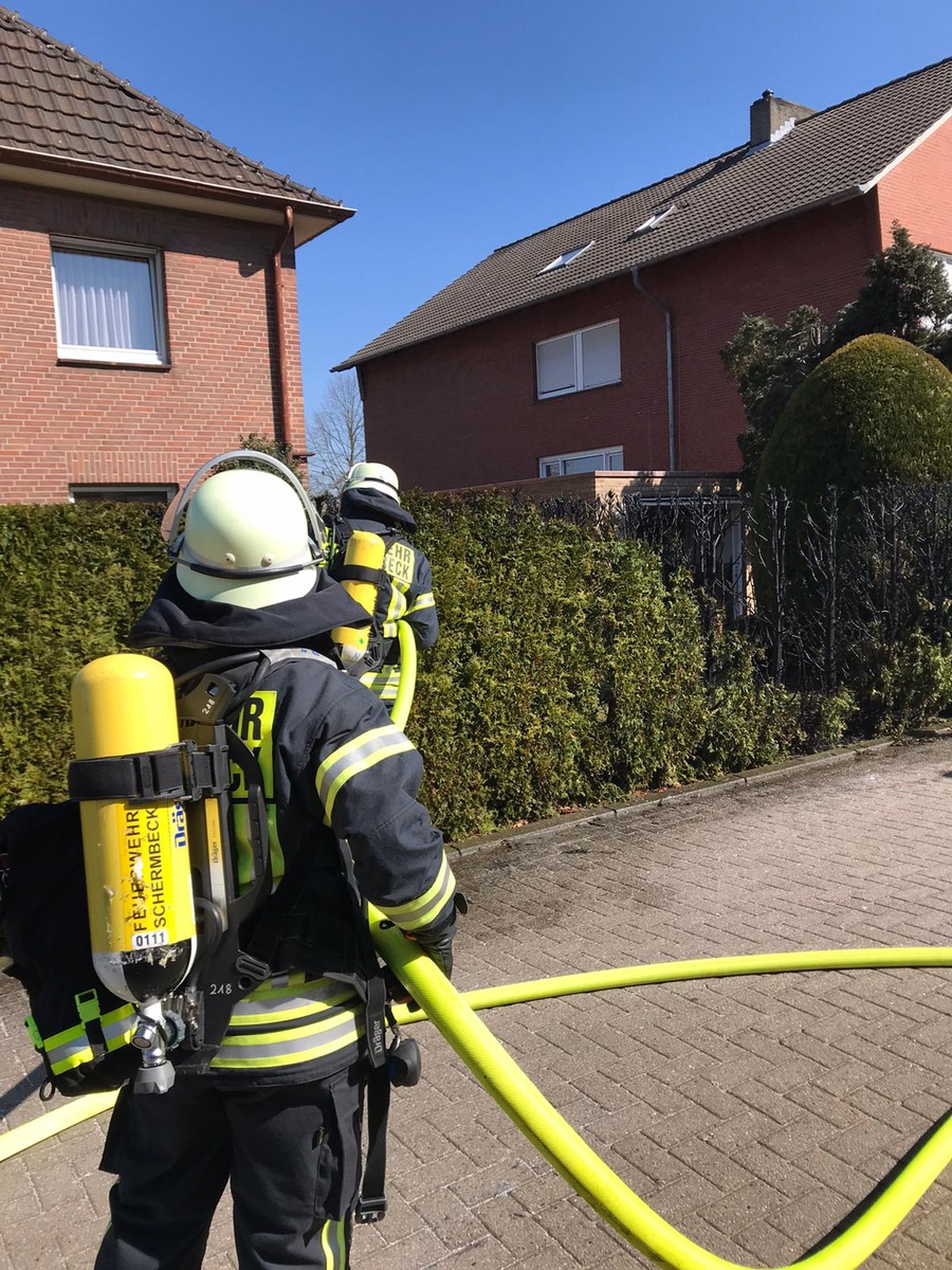 FW-Schermbeck: Hecke geriet in Brand