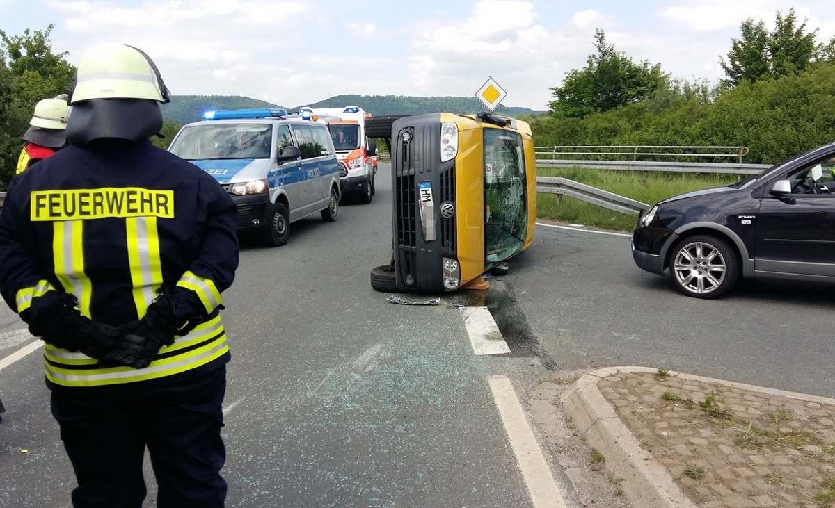 POL-HM: Verunfalltes Fahrzeug kippt auf die Seite