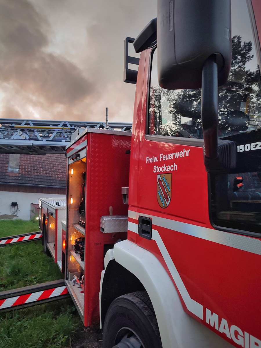 FW Stockach: Überlandhilfe zum Gebäudebrand in den Bodenseekreis