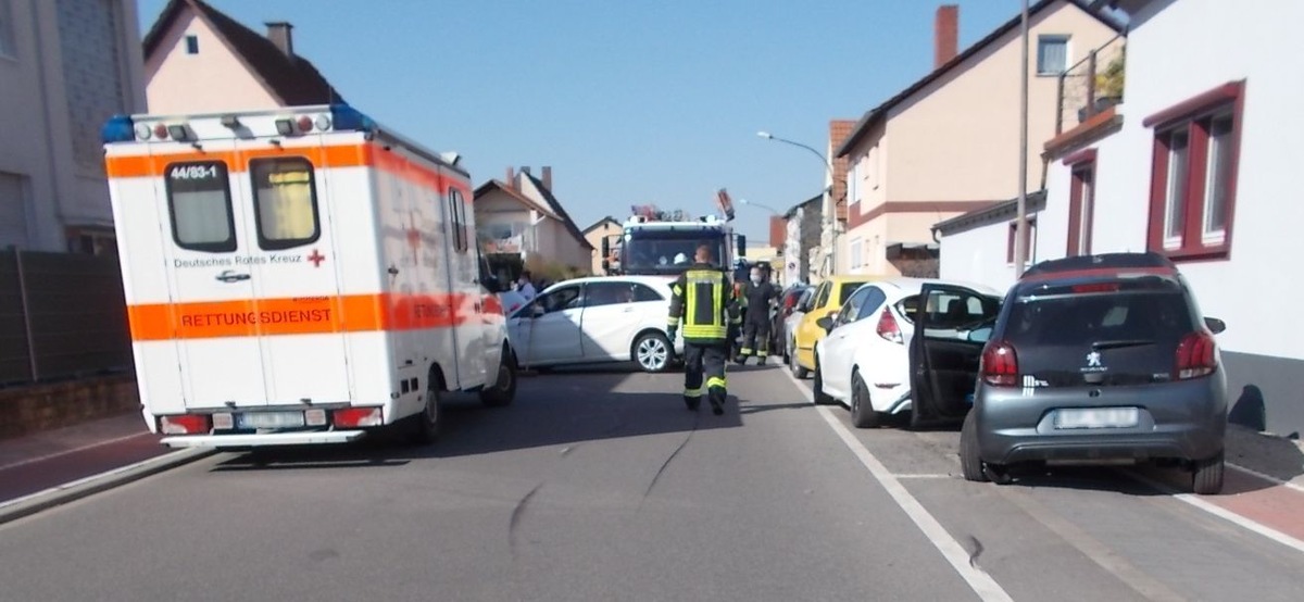 POL-PDNW: Hoher Sachschaden nach Verkehrsunfall - Fünf Autos beschädigt