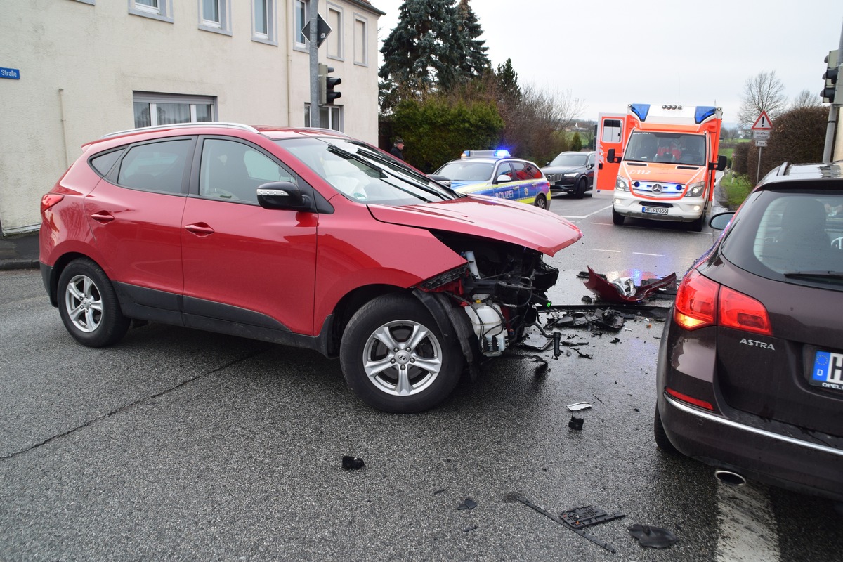 POL-HF: Verkehrsunfall mit Personenschaden - 
Zwei Verletzte bei Abbiegeunfall auf nasser Fahrbahn