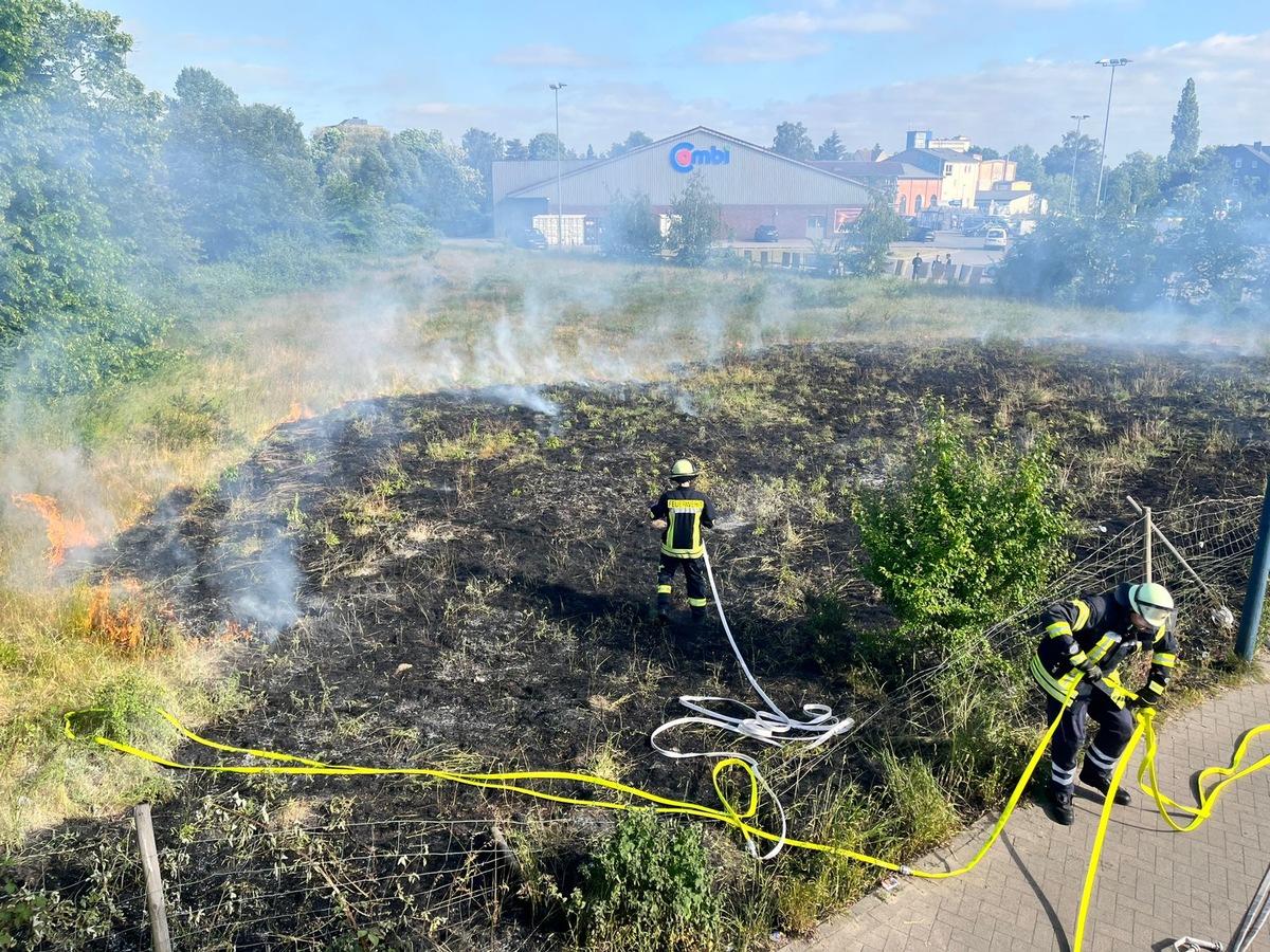 FW Celle: Flächenbrand in der Trüllerstraße