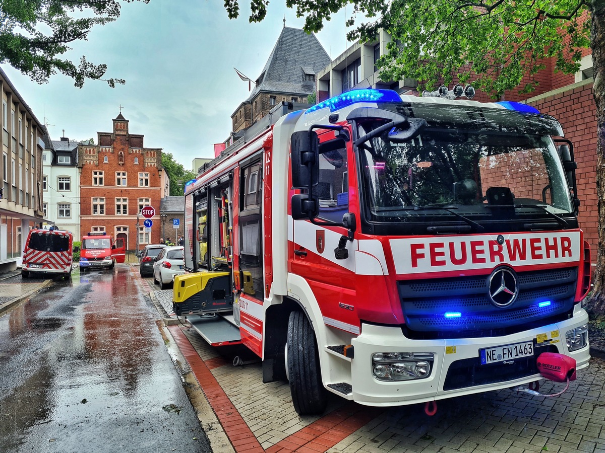 FW-NE: Unwetter sorgte für 43 Einsätze | Feuerwehr mit allen Löschzügen im Einsatz