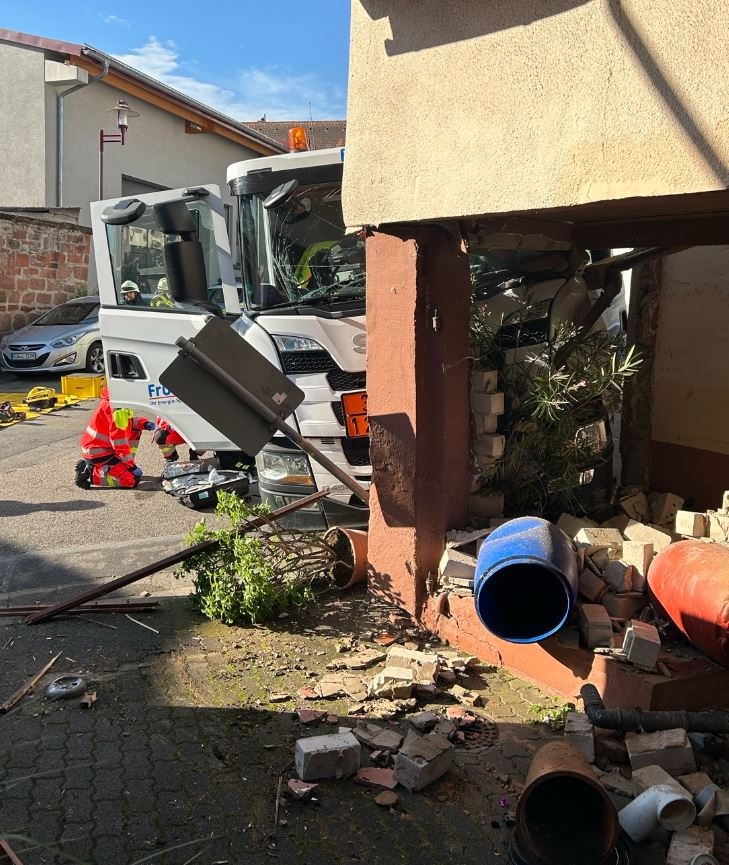 POL-PDLD: Schwer verletzter LKW-Fahrer und hoher Sachschaden bei Heizöl-Anlieferung