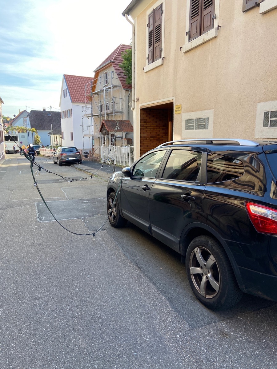 POL-PDNW: Verkehrsunfall - LKW Fahrer verursacht größeren Sachschaden