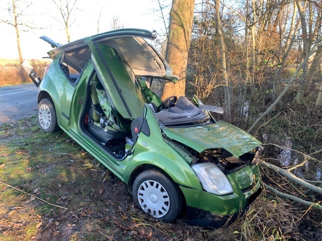 POL-CUX: Schwerer Verkehrsunfall auf der Landesstraße 129 - Fahrzeugführer schwer verletzt (Lichtbild in der Anlage)